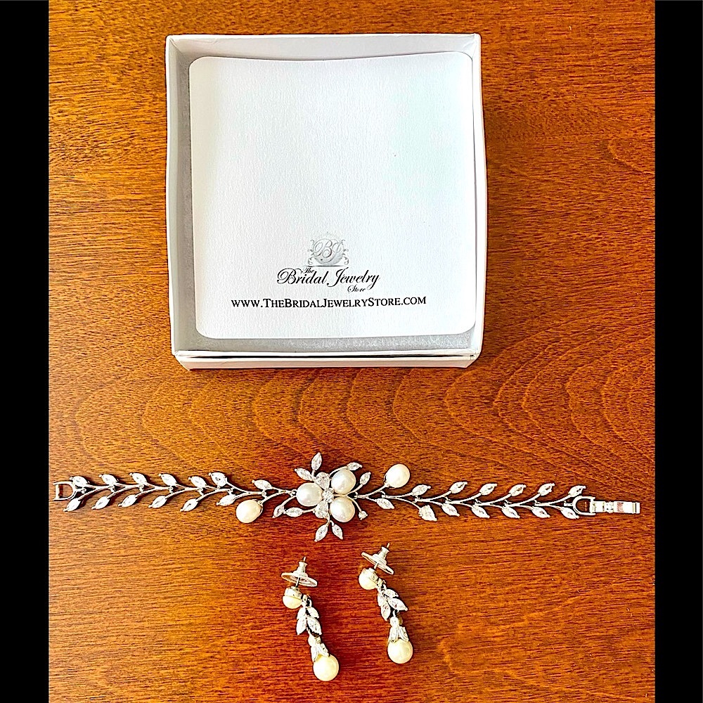 Bridal/Evening Formal Jewelry Bracelet/Earrings Set